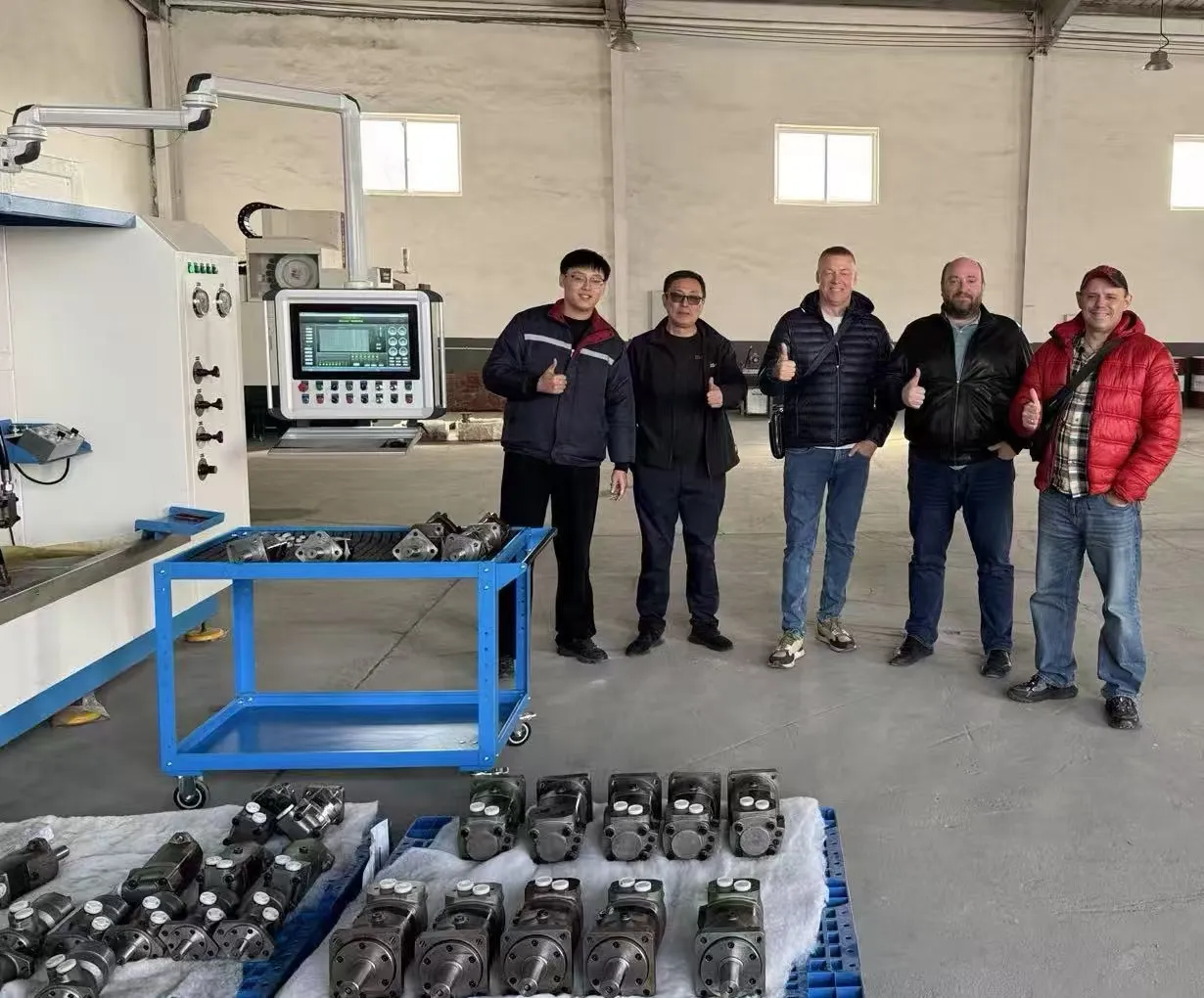 Abokan ciniki na Rasha sun ziyarci masana'antar motocin Yushan da ke Qingdao don dubawa da musayar ra'ayi.
